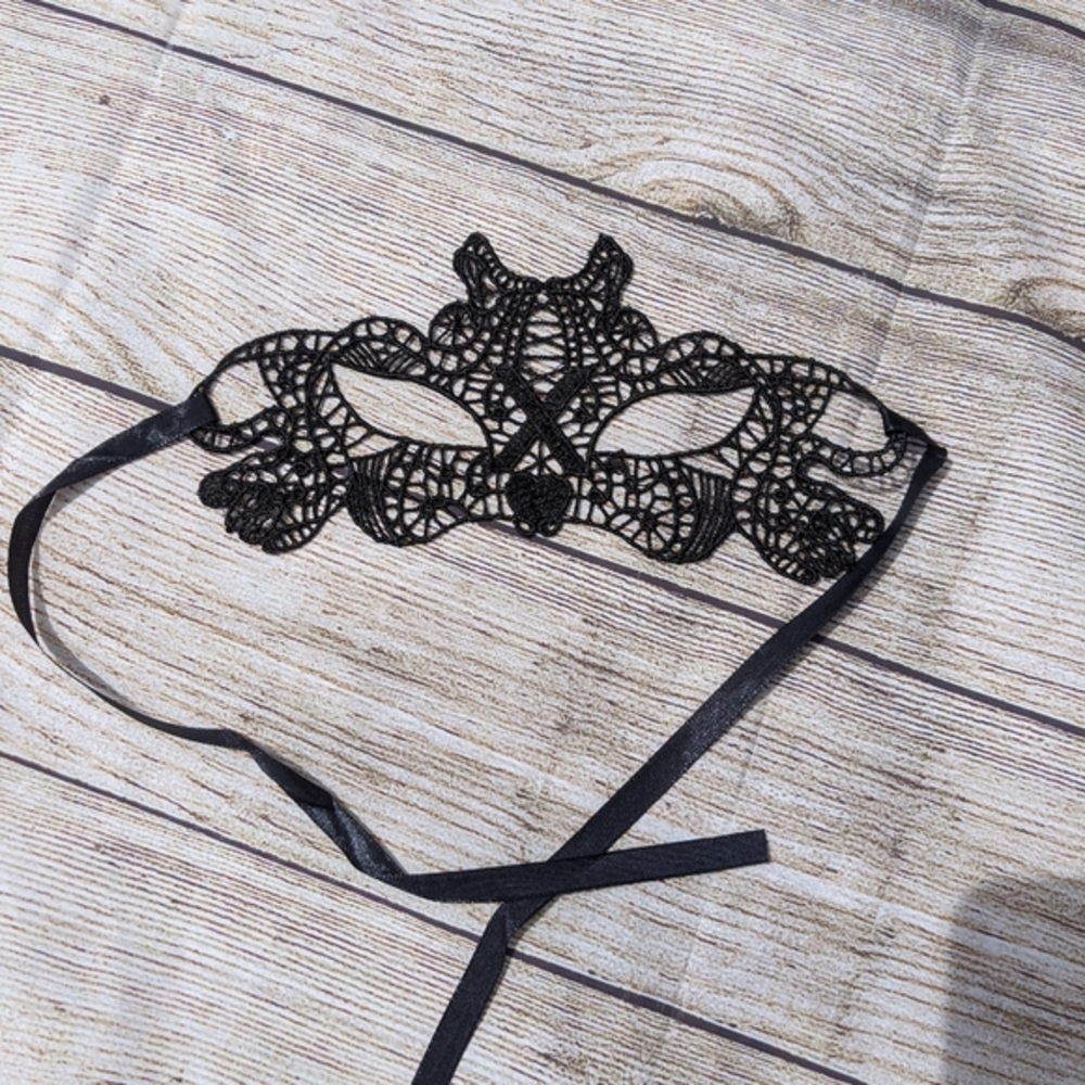 New black lace self tie masquerade mask